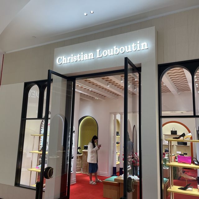 Huge shopping mall in Orchard: Ion Orchard 