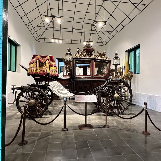 A museum filled with coaches on exhibits