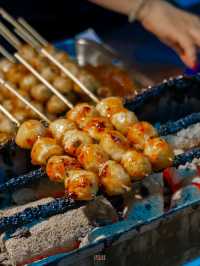 เดินเล่นหาของกินยามค่ำคืนที่ตลาดโต้รุ่งหัวหิน