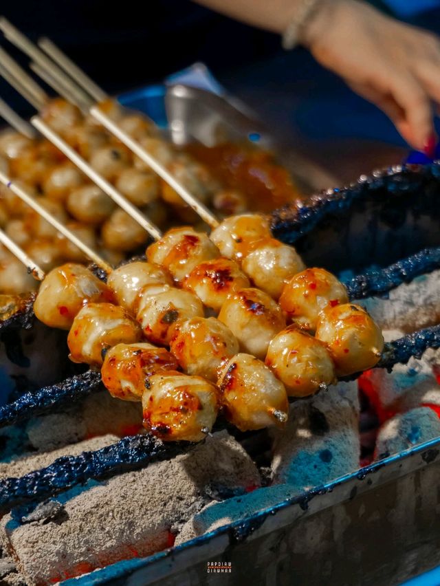 เดินเล่นหาของกินยามค่ำคืนที่ตลาดโต้รุ่งหัวหิน