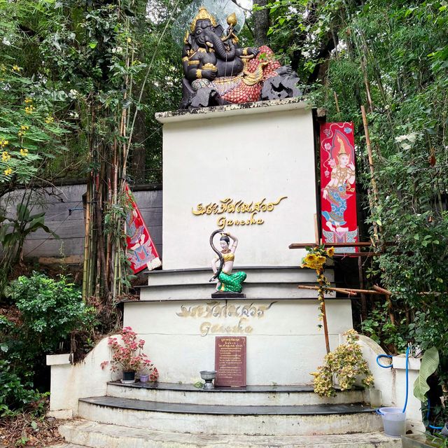 พระพิฆเนศสามเศียรไม้ตะเคียนทองขนาดใหญ่ที่สุด