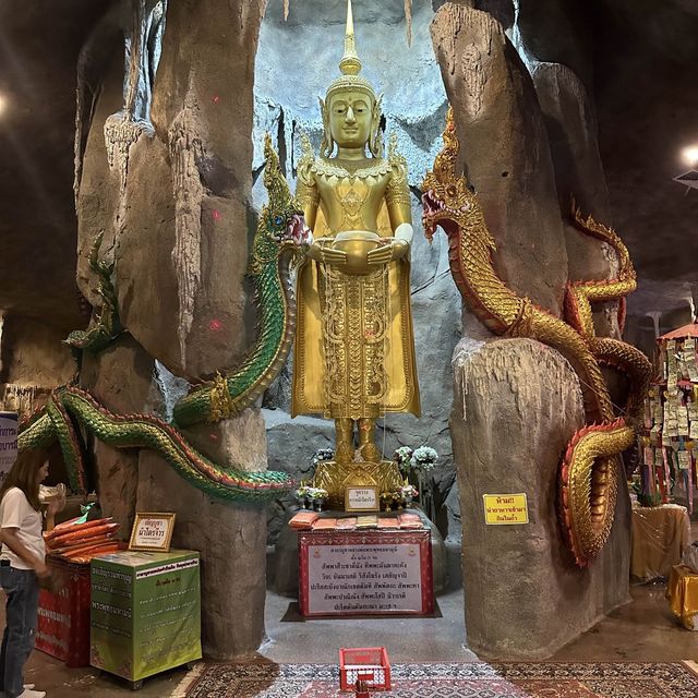 Worship the king of nagas @ the temple Nont.🇹🇭