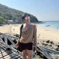 หาดสังวาลย์ ชายหาดที่มีสะพานไม้สีขาวทอดยาว