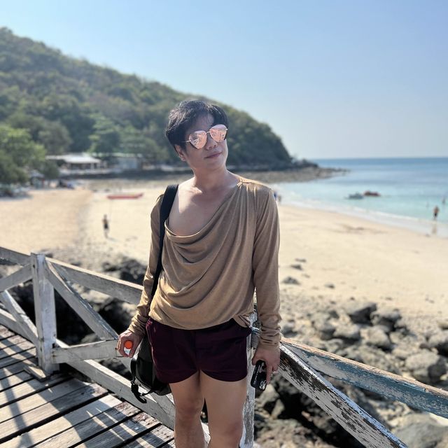 หาดสังวาลย์ ชายหาดที่มีสะพานไม้สีขาวทอดยาว