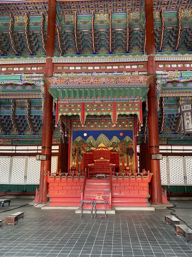 ชวนเพื่อนเช่าชุดฮันบกไปถ่ายรูปที่พระราชวังคยองบก