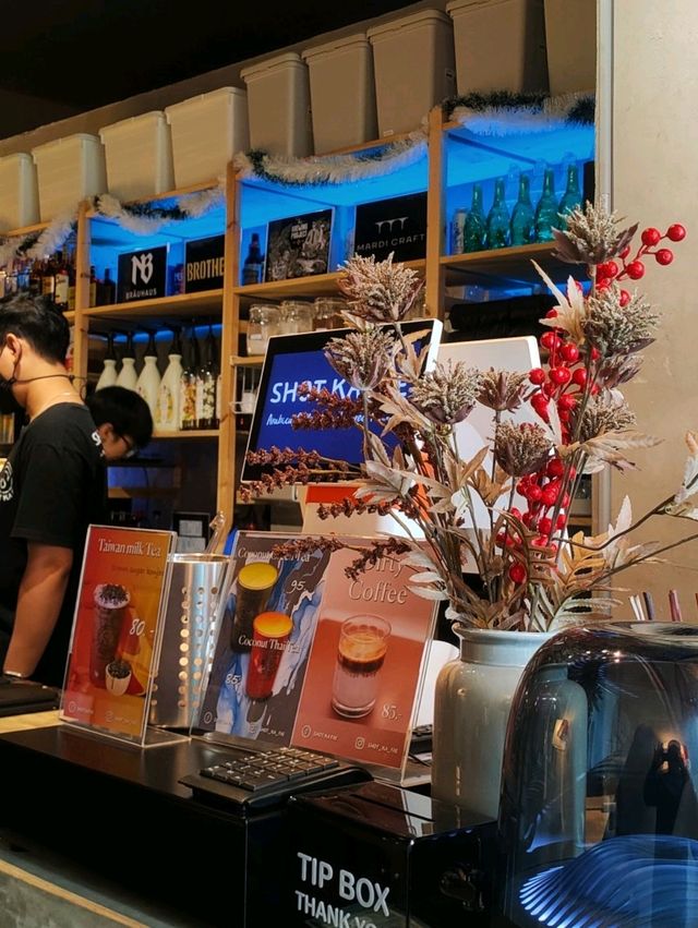 ร้านคาเฟ่ธีมคริสต์มาส กาแฟดี ในเมืองทองธานี