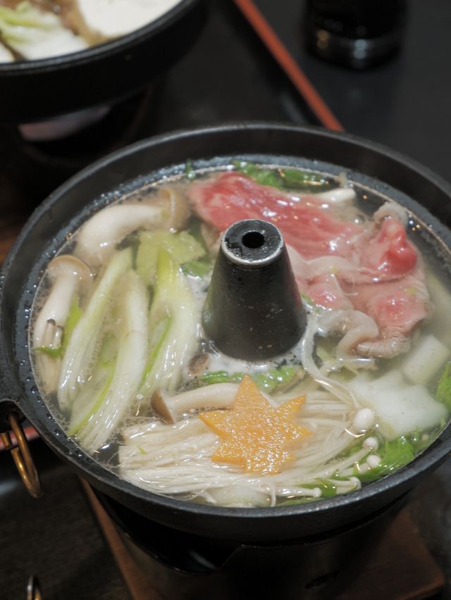 「信州牛肉鍋和涮涮鍋，寬敞舒適的輕井澤餐廳」