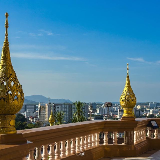 เจดีย์สวย บนเชิงเขาวิวเมืองภูเก็ต