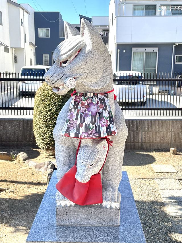 【下組稲荷神社/埼玉県】親狐に挟まれた子狐が可愛らしい