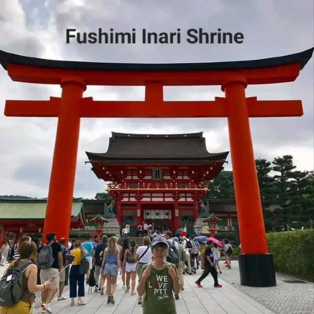 สักการะเทพจิ้งจอกที่ Fushimi Inari Shrine