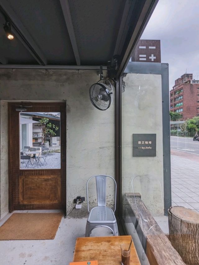 水泥牆、鐵皮屋，大馬路邊的工業風咖啡：得正咖啡