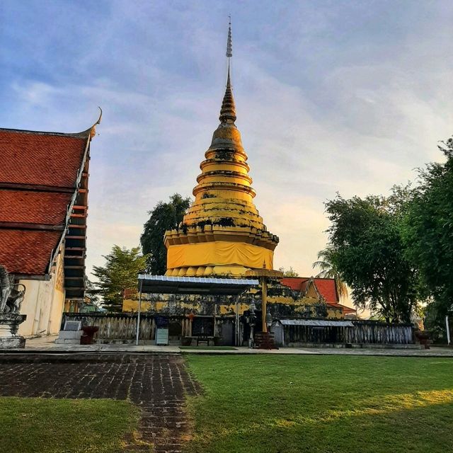วัดพระธาตุจอมปิง ชมปรากฏการณ์เงาพระธาตุกลับหัว