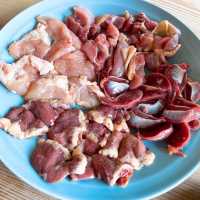 【日出】竹塩で食べる炭の香りの新鮮鶏肉✨