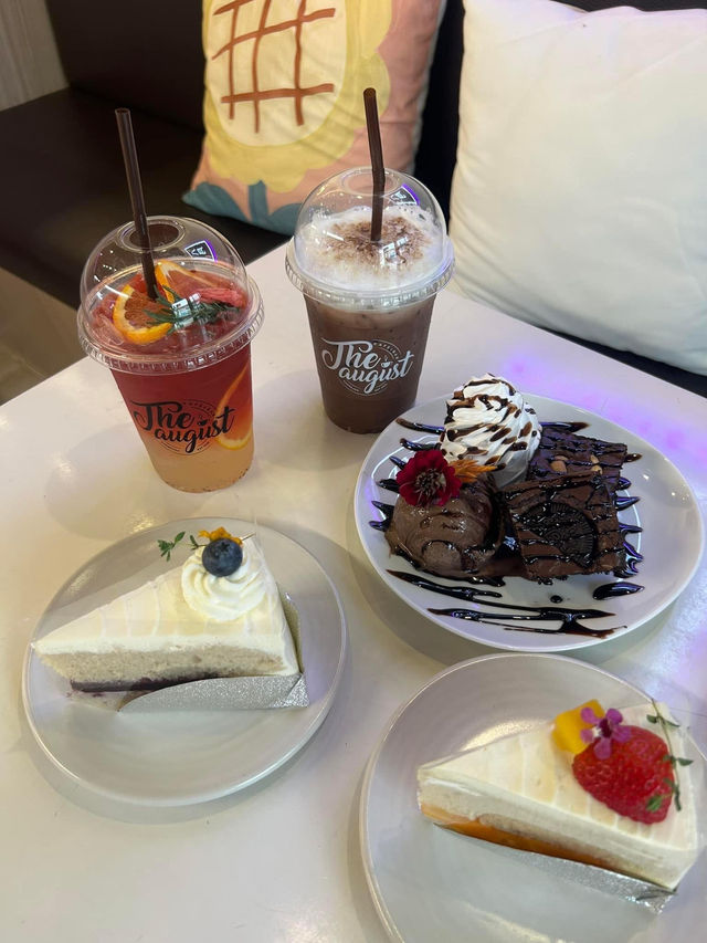 The August Café & Bar 🍰🍫🥤