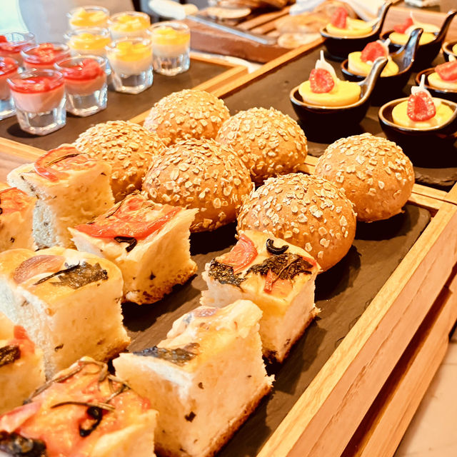 **Renaissance Zhuhai Club Lounge Bar: A Coastal Retreat**