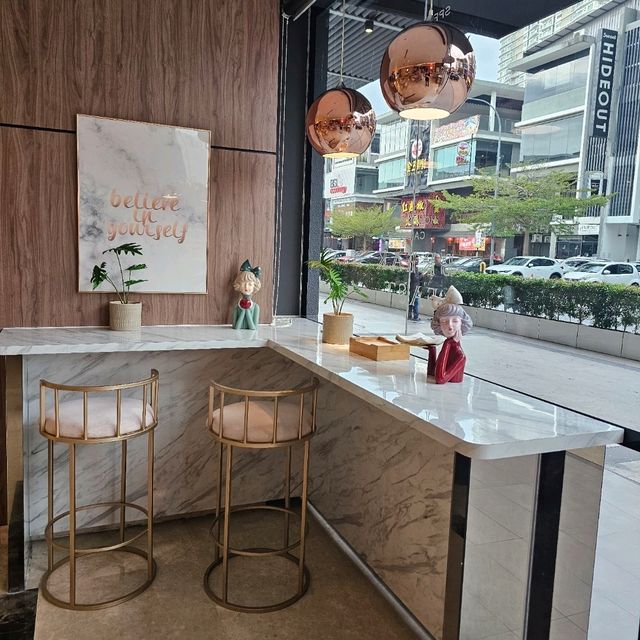 Crumble & Cream Café: A Delightful Treat at Iconic Hotel