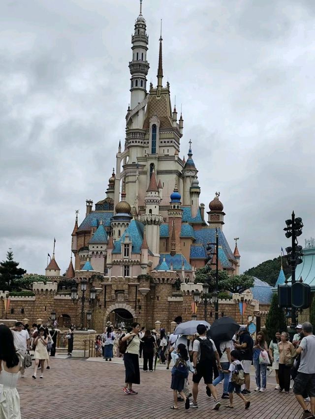 香港迪士尼樂園：夜晚的城堡投影太夢幻了