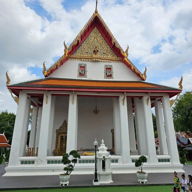 บ่อน้ำมนต์ศักดิ์สิทธิ์ วัดหงส์รัตนาราม (ธนบุรี)