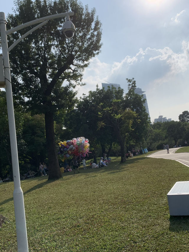 "深圳蓮花山風箏廣場：野餐放風箏的天堂" 🪁🌳🧺
