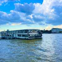 เดินเล่นเลียบสะพานแม่น้ำเจ้าพระยา