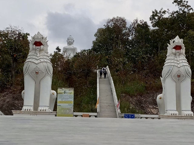 Midday trip at Wat Phra That Mae Yen