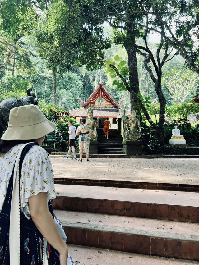 วัดสวยใจกลางหุบเขา วัดผาลาด เชียงใหม่