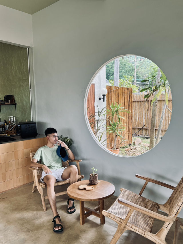 Coastly Cottage คาเฟ่สไตล์บาหลีที่แก่งกระจาน 🏝️