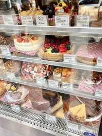 กินเค้กที่ร้าน A Pink Rabbit + Bob ทรงวาด