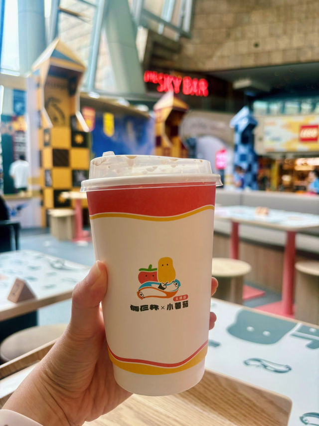 【旺角】倆仨杯 X 小薯茄 主題店:結合台式茶飲小食和人氣網絡媒體的元素 【旺角】倆仨杯 X 小薯茄 主題店:結合台式茶飲小食和人氣網絡媒體的元素