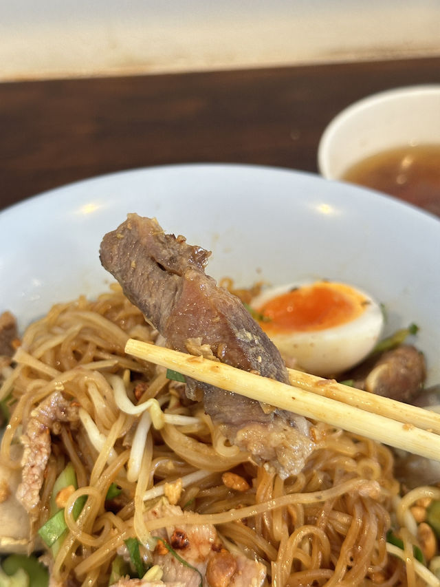 ร้านก๋วยเตี๋ยวหมูเลียงร่มไม้
