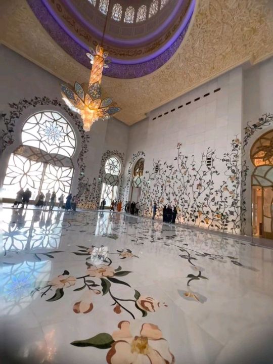 An awesome visit to this beautiful mosque sheikh zayed 💜
