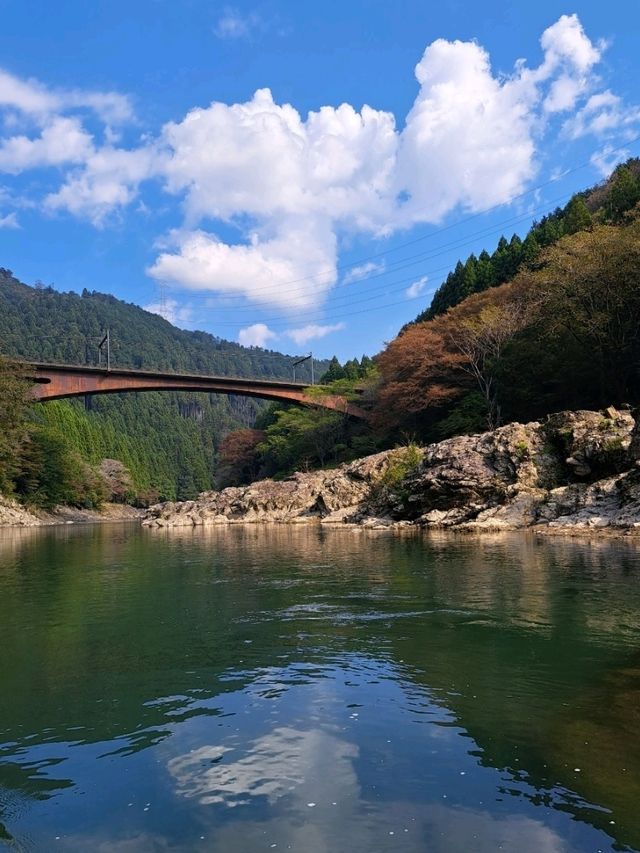 京都嵐山乘坐〔保津川遊船〕暢遊自然美景