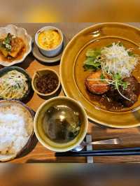 【自然豊かなの景色を楽しみながらランチとスイーツ】