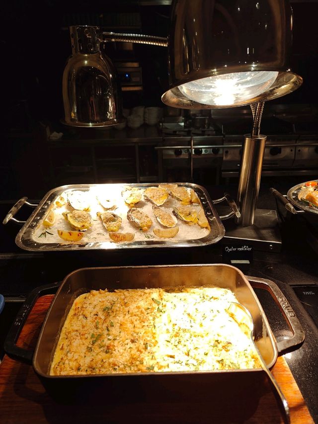 นบุฟเฟ่มื้อค่ำที่ห้องอาหาร The Dining Room
