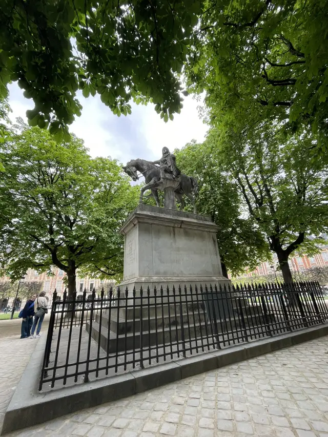 🇫🇷 Square Louis XIII