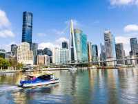 "Brisbane Skyline: A Stunning Blend of Modernity and Nature"