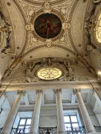 Musée du Louvre: A Parisian Dream! 🏛️🌟