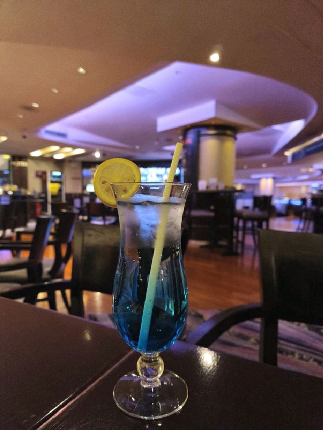 有桌球玩及飛鏢機的酒店酒吧