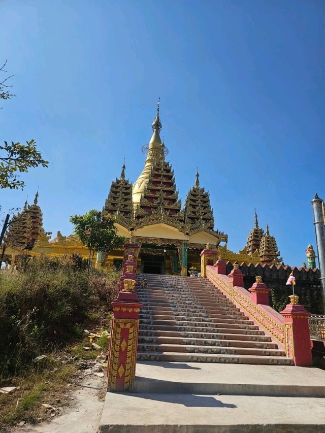 วัดพระเขี้ยวแก้ว ในเมืองเมียวดี ประเทศพม่า