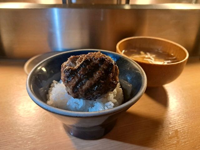 挽肉と米海港城分店😍排長龍人氣超高採用炭火燒烤的漢堡扒🥩三種不同食法分享😊
