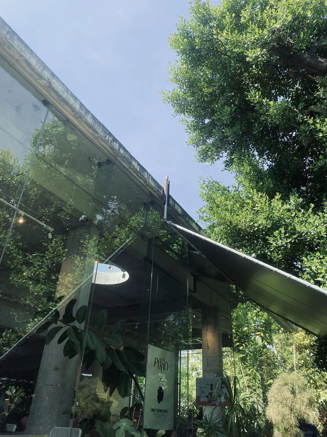 🌳 ปูรณ์-POON คาเฟ่บางแสน ถ่ายรูปสวยทุกมุม!☕️