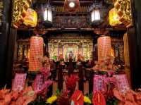 วัดเก่าแก่อายุกว่า 200 ปีกลางเมืองไทเป