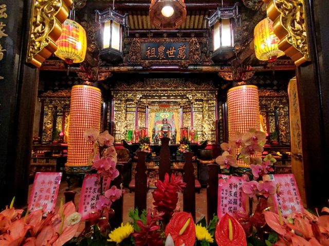 วัดเก่าแก่อายุกว่า 200 ปีกลางเมืองไทเป