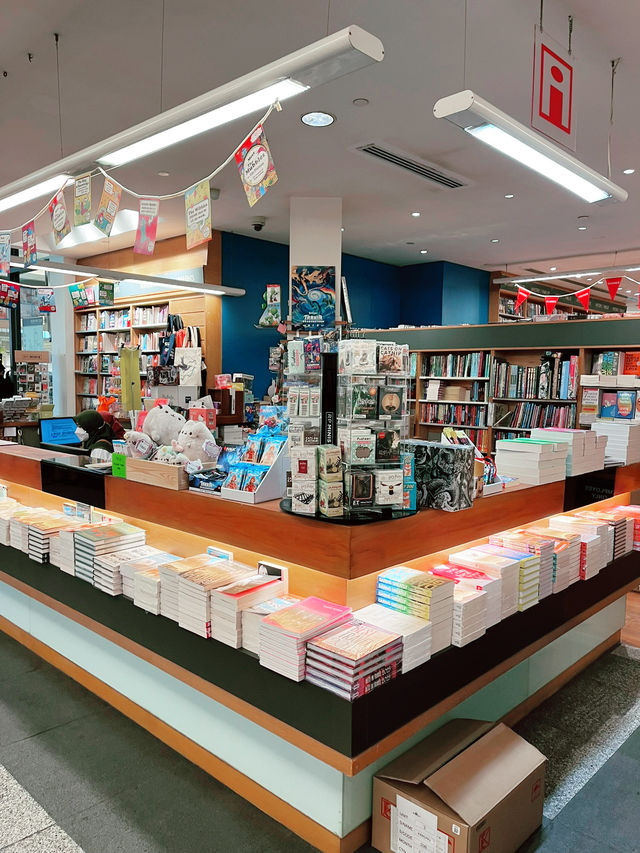 Kinokuniya KLCC: A Literary and Geological Treasure Trove in Kuala Lumpur 