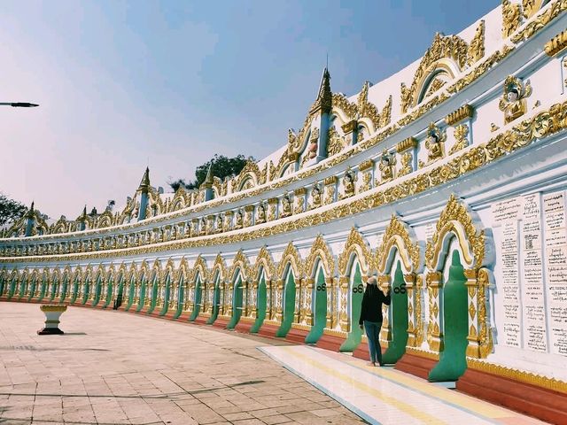 U Min Thonze Pagoda: The Radiant Crescent of Sagaing Hill