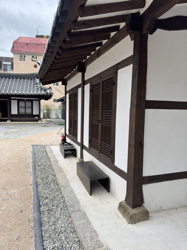 100년이 넘는 한옥을 리모델링하여 전통과 현대가 조화를 이루는 대형 한옥 카페