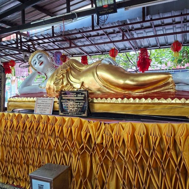 สักการะพระรามัญทรงเครื่องที่วัดโบสถ์