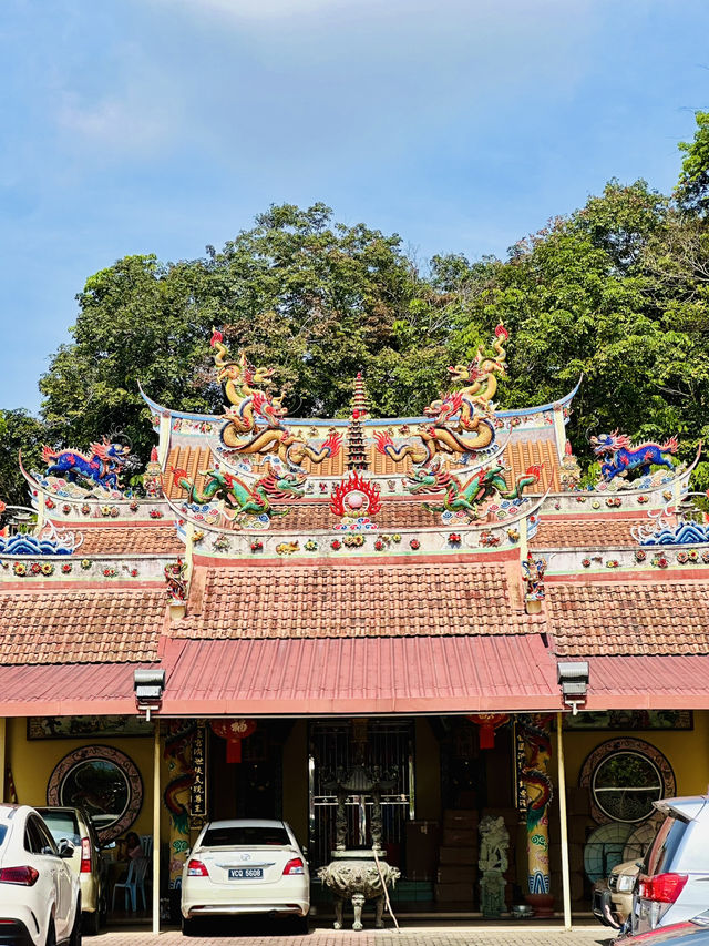Peace in Red and Gold – Visiting Long Tian Gong