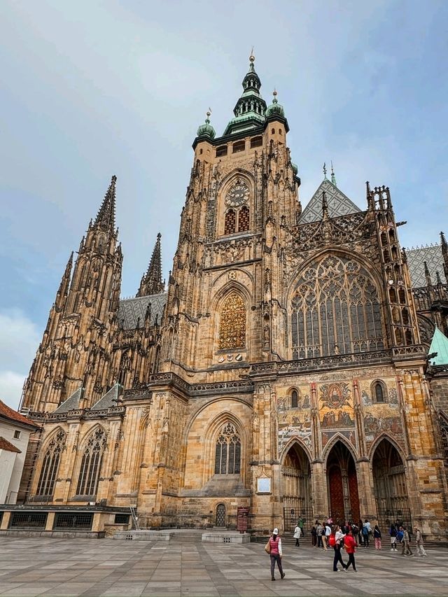 Prague Castle – A Timeless Crown Above the City of Spires