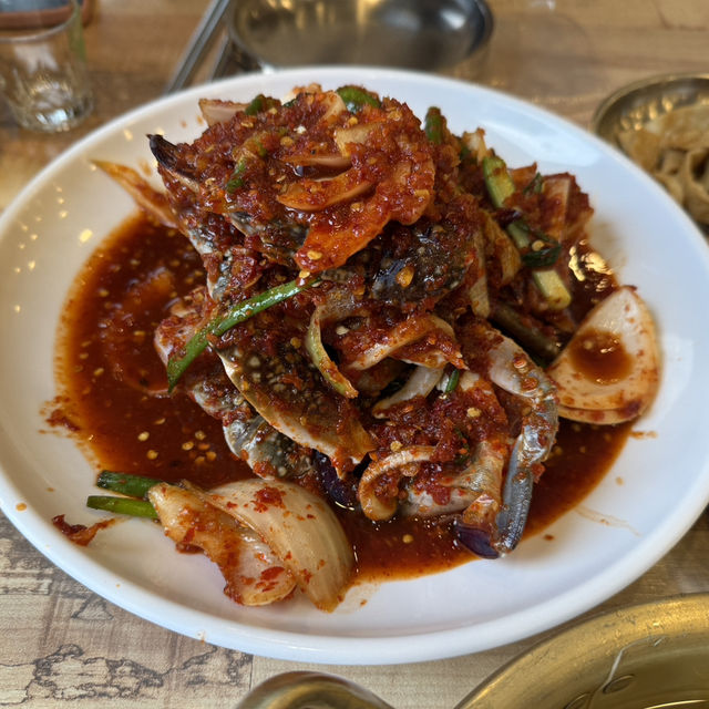 수원에서만 먹을 수 있는 매운 꽃게무침, 짱돌네!